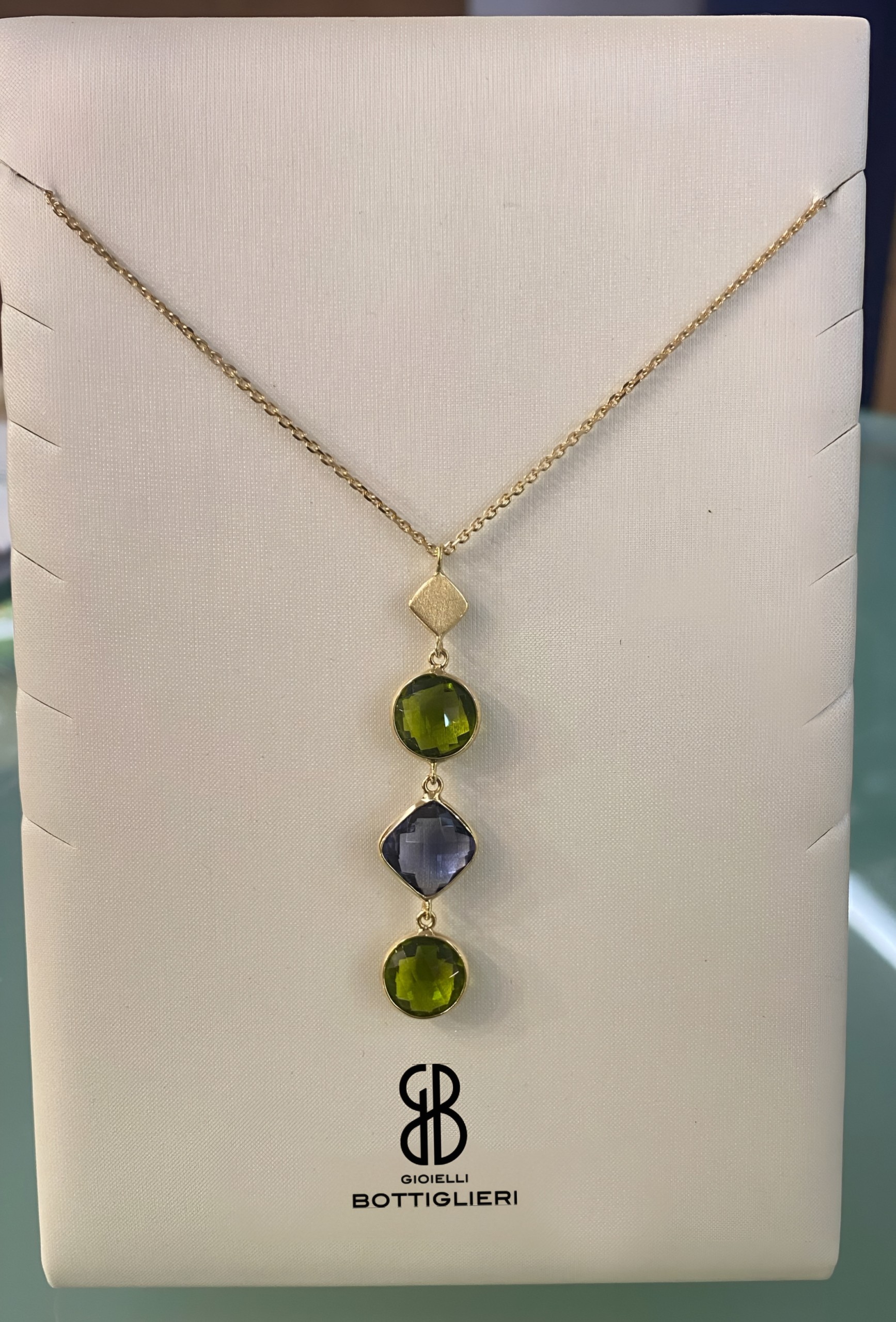 Collana Zoccai in oro e pietre naturali: peridoto e iolite.